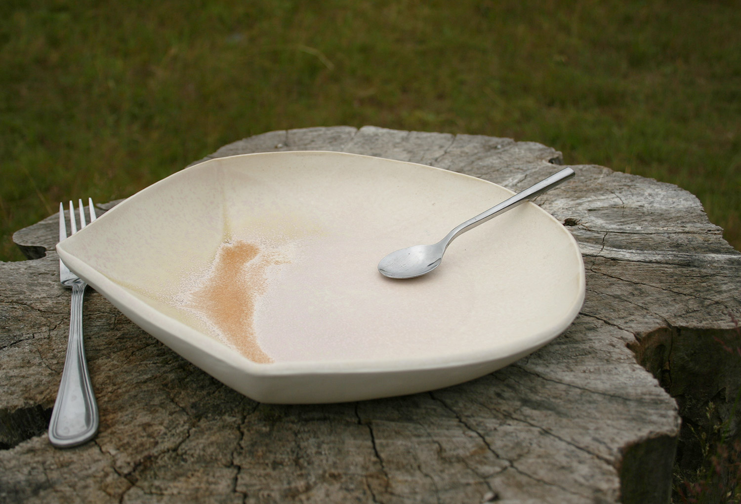 Ceramique moderne, Assiette : détail email blanc rutile