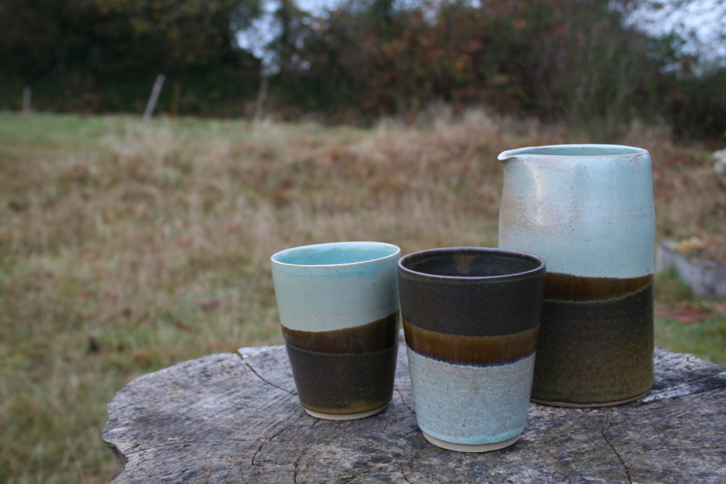Ceramique moderne tasse gobelet mug emaux 2 couleurs bleu et noir