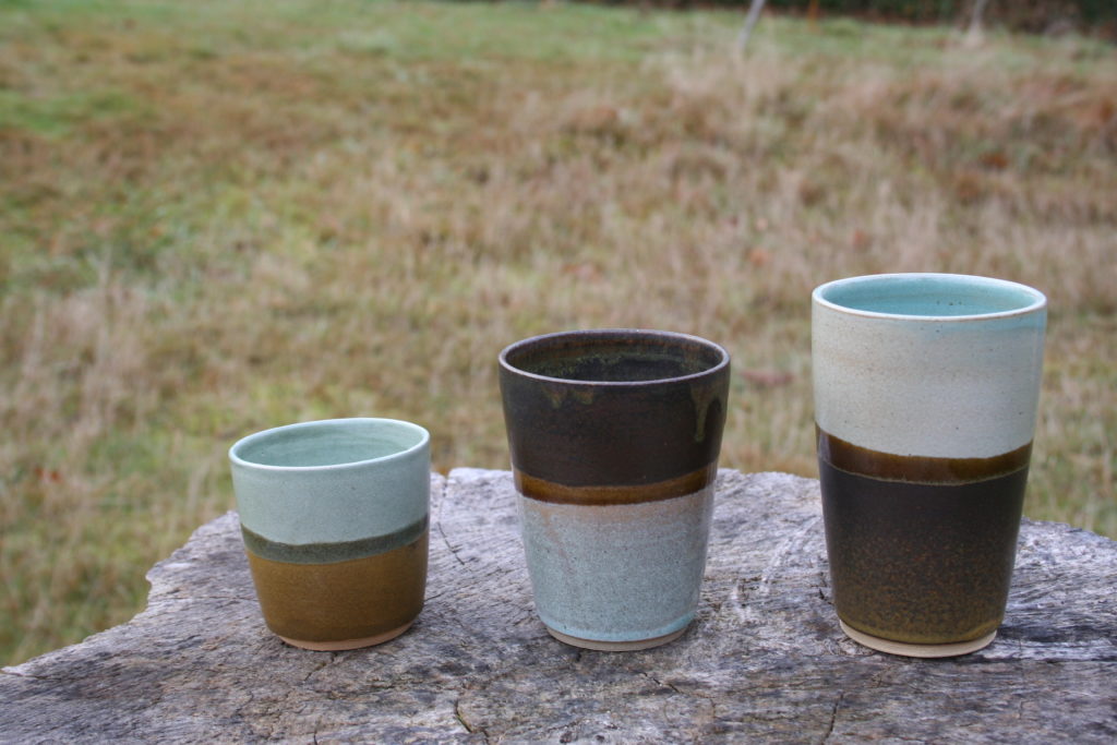 Ceramique moderne tasse gobelet mug emaux 2 couleurs bleu et noir
