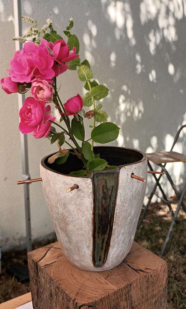 Céramique moderne, Vase avec pique fleurs: décors à l'engobe brut en terres locales réhaussé d'une lèvre modelée à la verticale émaillé