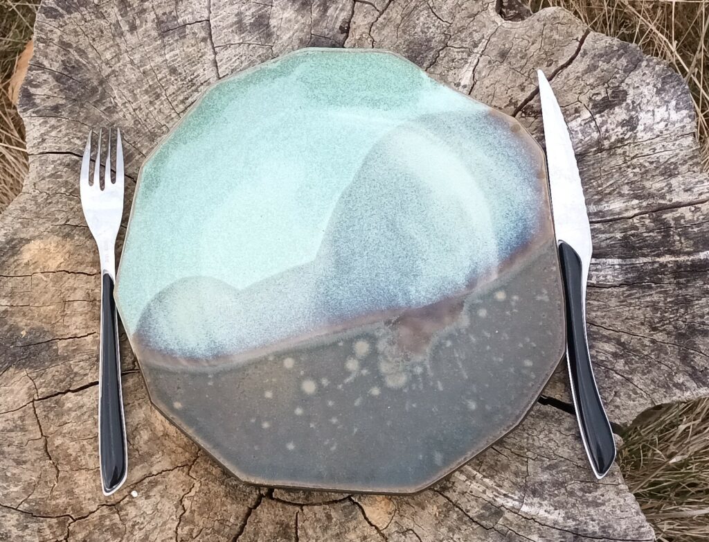 Céramique moderne assiette polygone émaux rencontre 2 couleurs bleu et noir