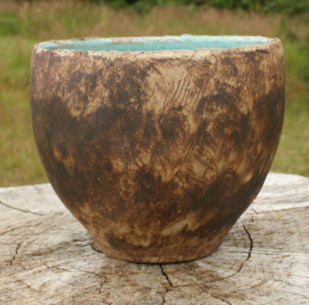 Céramique moderne, Cache-pot: détail décors extérieur d'engobage brut en terres locales